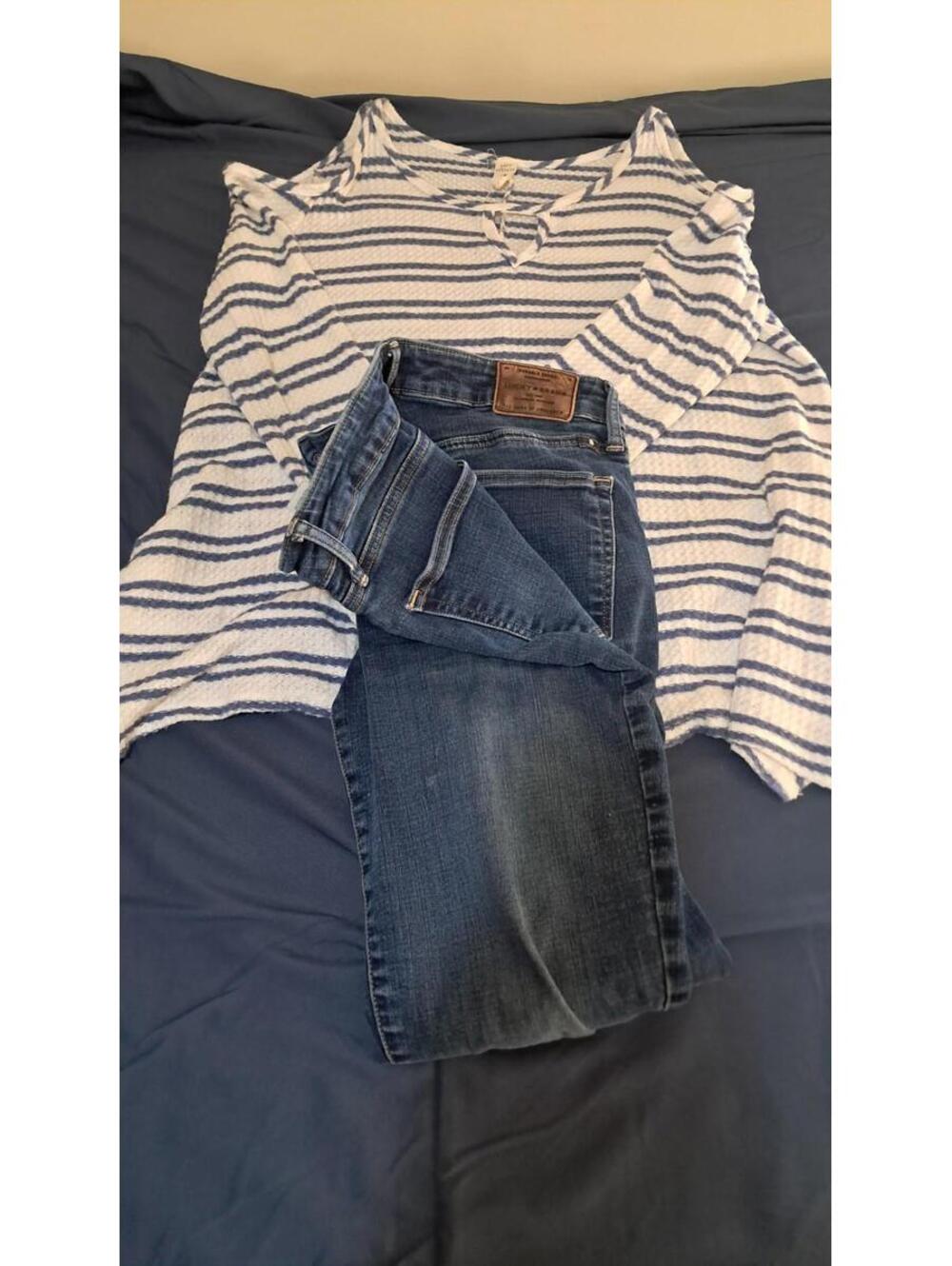 Lucky Brand Jeans Size 2 and‎ Lazy Sunday Shirt Size Small. Lot- Denim Jeans